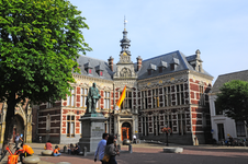 903374 Gezicht op het Academiegebouw (Domplein 29) te Utrecht, met links het standbeeld van Graaf Jan van Nassau.